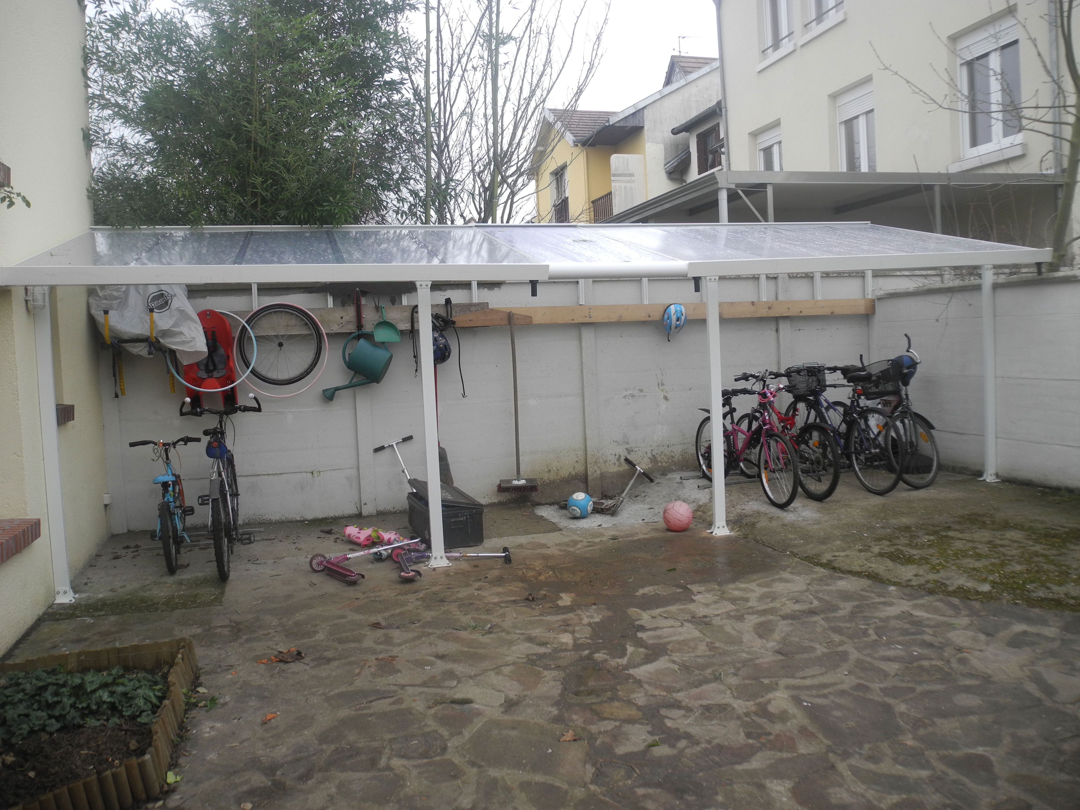 Abri terrasse pour protéger vélos, 2 roues et jouets 