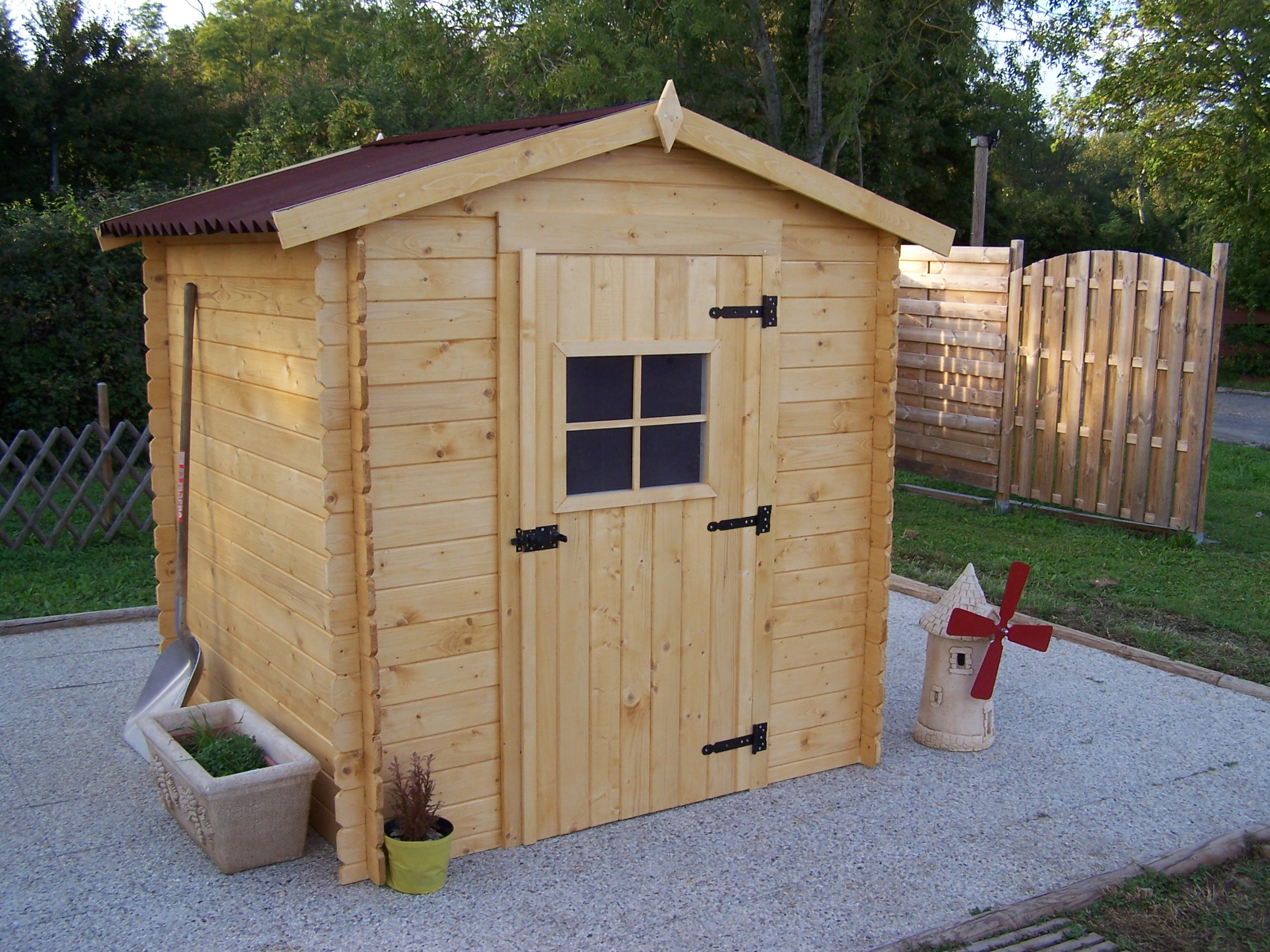 Abri de jardin en bois avec toit en tôle de bardeau bitumé