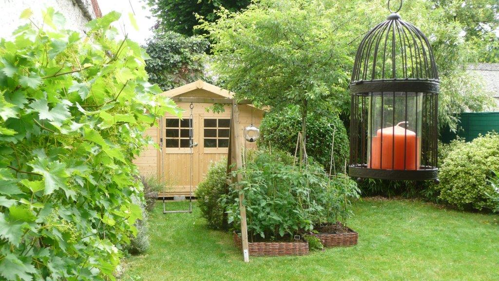 Jardin de ville avec cabane en bois 