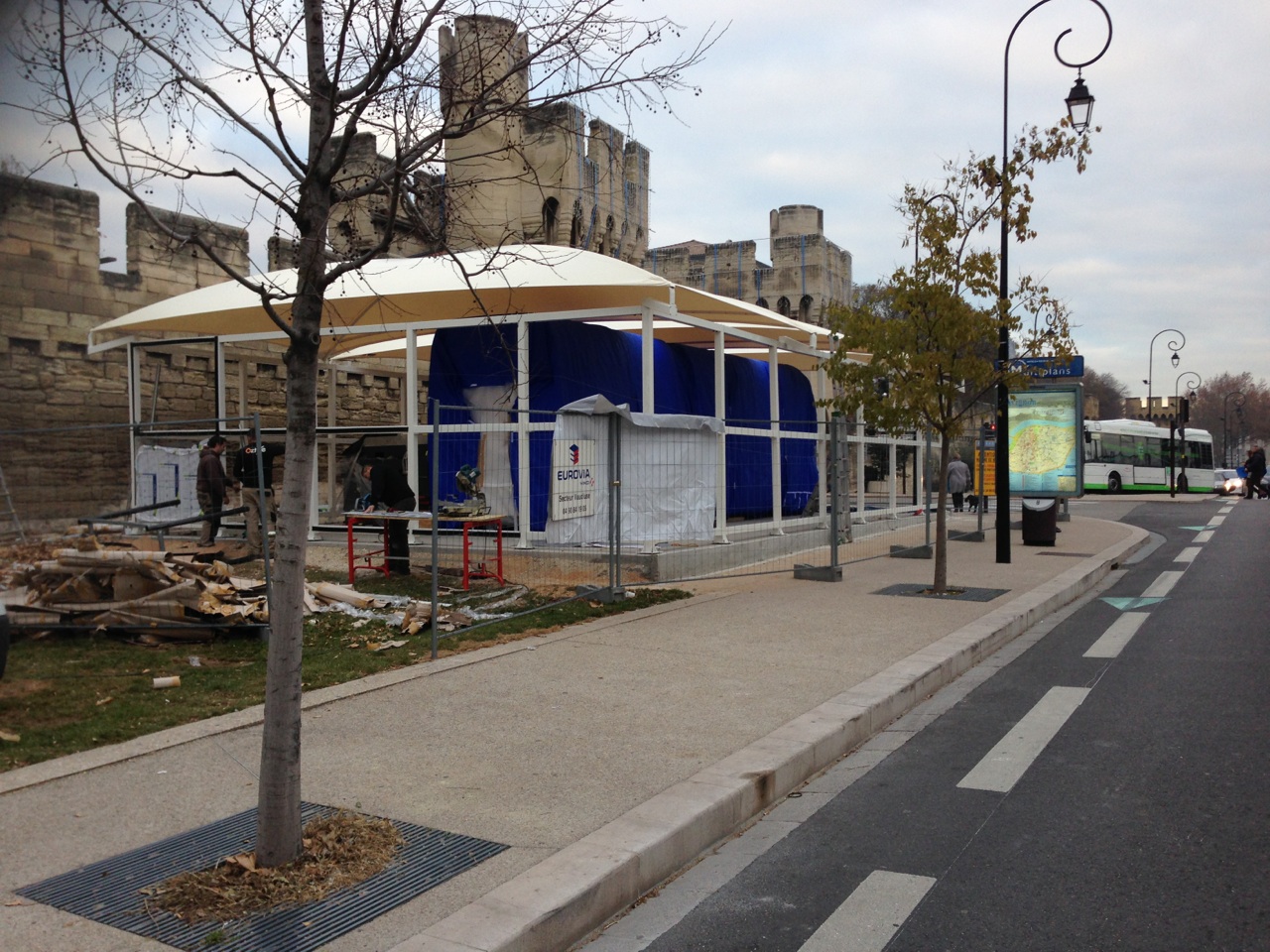 Abri monté et installé pour la maquette du tramway d'Avignon