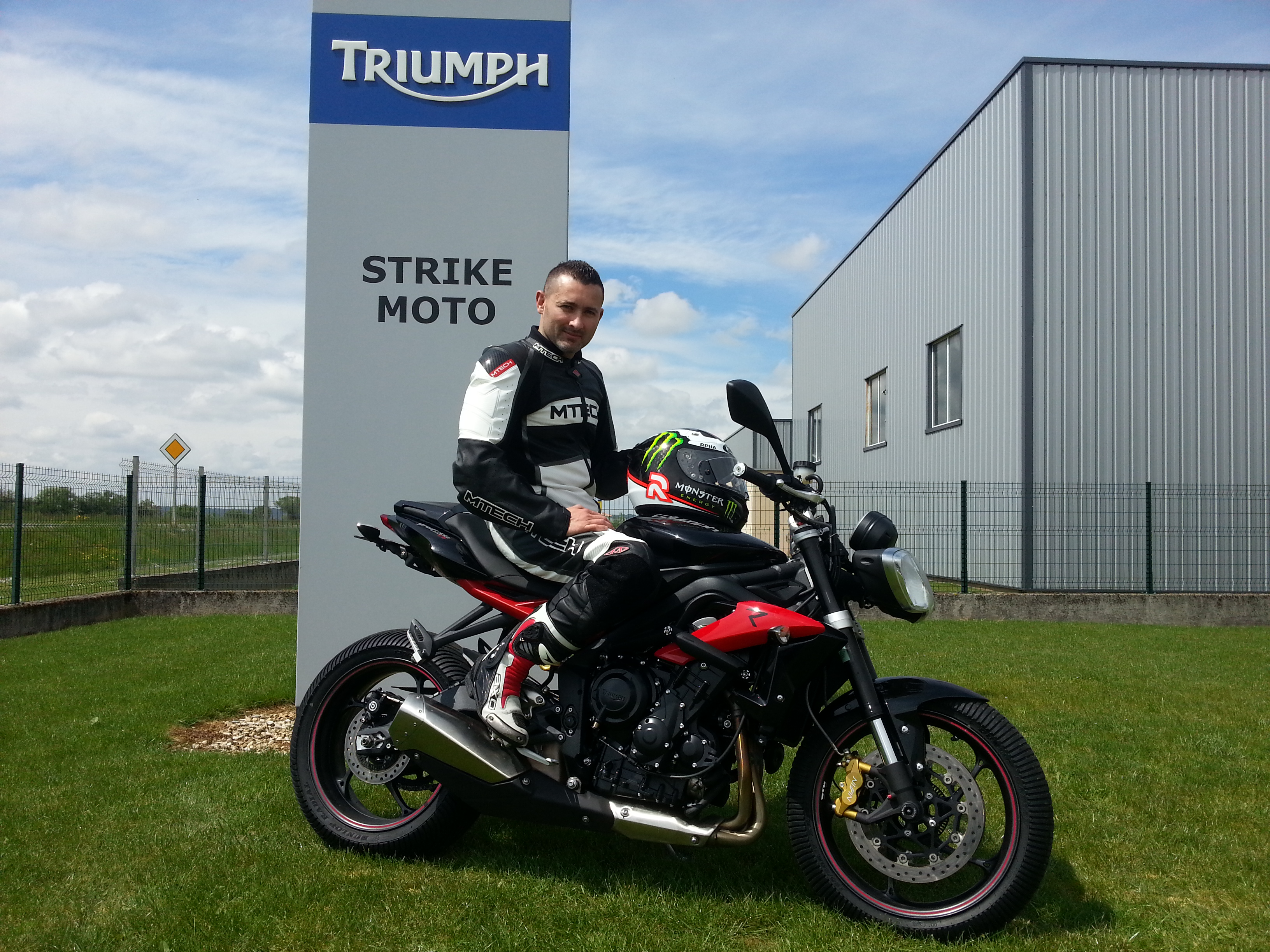 Thomas Badel et sa moto Triumph pour participer à des courses de rallye 
