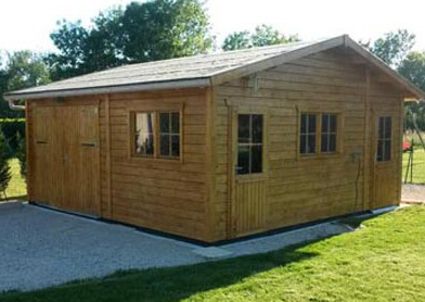 Garage en bois pour accueillir une voiture de collection avec atelier