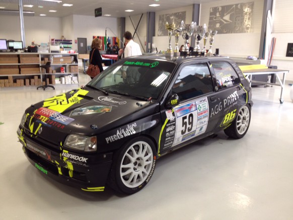 Voiture rallye de Thomas Badel avec les trophées 