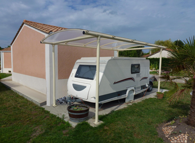 Un abri métallique équipé d'un toit polycarbonate pour caravanes et camping-cars