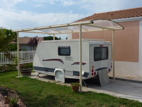 Abri caravane en poteaux métalliques et toit polycarbonate transparent 