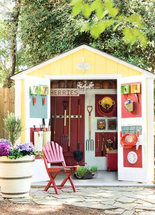 Un abri de jardin ouvert sur des rangements impeccables