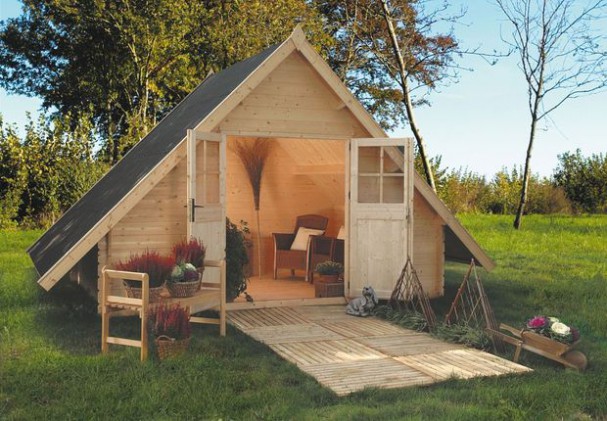 un abri avec une terrasse en bois