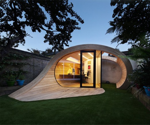 un bureau moderne en bois et verre