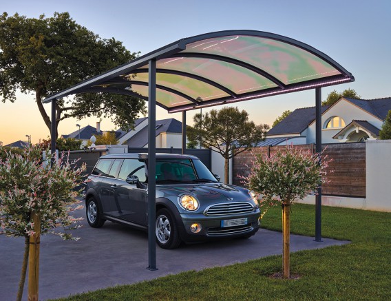 Ce carport moderne abrite une voiture Mini