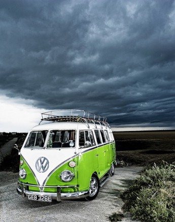 Caravane WV sous la tempête