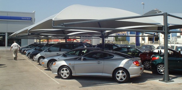concessionnaire automobile parc de véhicules équipé d'un abri en toile tendue