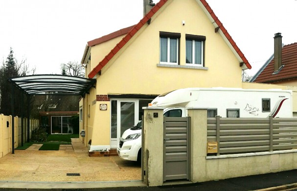 maisonnette camping-car abri en métal adossé