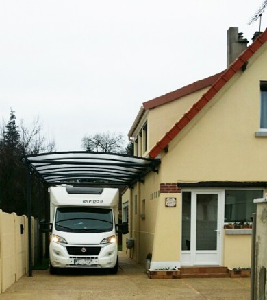 Camping-car garé sous abri métallique résistant