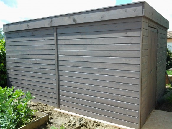 abri de jardin en bois peint en gris