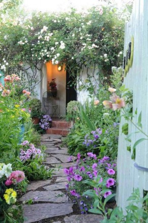 allée en dalles au milieu du jardin