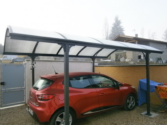 carport métallique pour protéger une voiture citadine