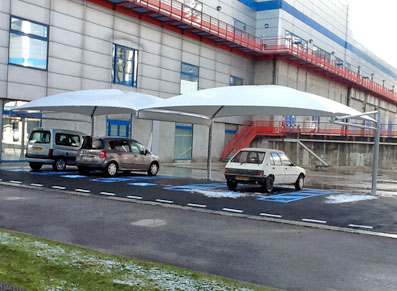 carport double en toile tendue pour place de stationnement handicapés