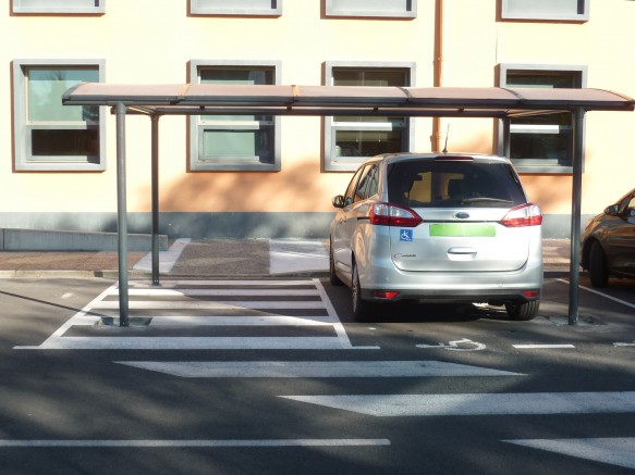 abri voiture en métal pour stationnement handicapé