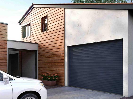 porte de garage enroulante noire sur une maison design