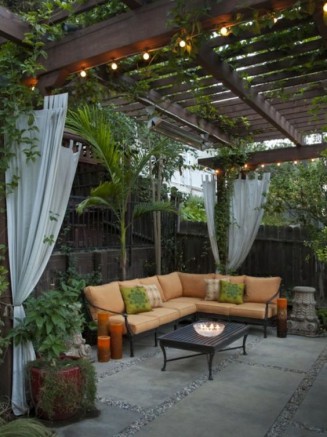 Une pergola en bois agrémentée d'une guirlande et de verdure