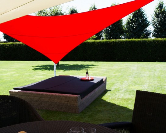 Une voile d'ombrage rouge passion pour un espace romantique