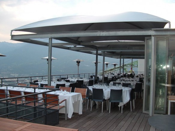 une toile tendue au dessus de la terrasse d'un restaurant