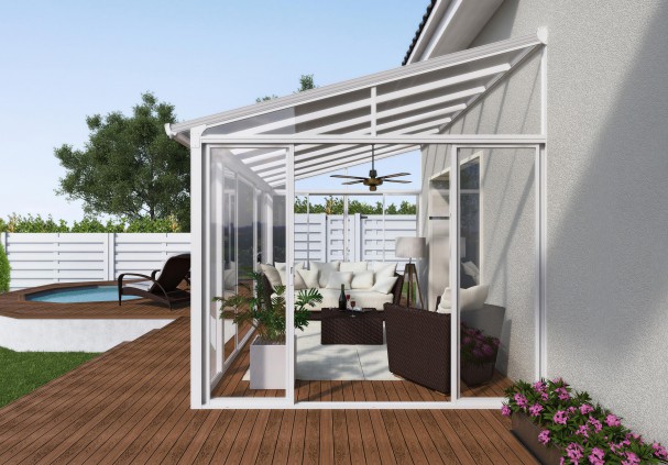 Un abri terrasse fermé transparent en aluminium blanc