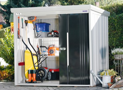 Un abri de jardin utilisé pour ranger les affaires de la maison ou une armoire métallique.