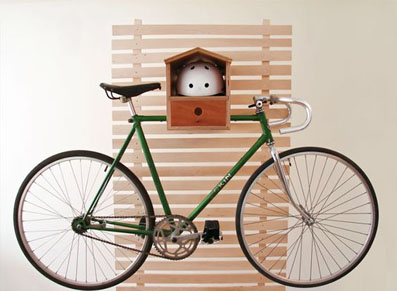 Une palette en bois exploitée en tant que râtelier pour vélo
