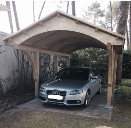 Un abri voiture en bois pour protéger votre véhicule ; des choix de carports en pin sylvestre. Qualité au rendez-vous !