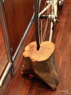 Un tronc d'arbre comme rangement de vélos 