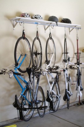 Des vélos suspendus rangés à la verticale