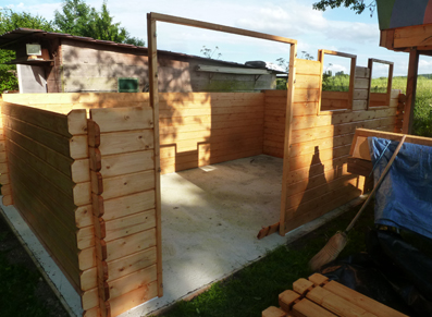 Un abri de jardin en bois en construction 
