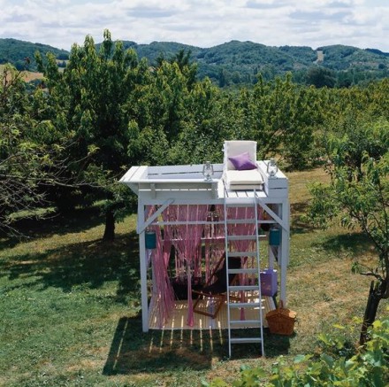 L'abri de jardin bois avec salon d'extérieur et terrasse intégrée