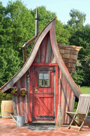 Abri de jardin bois biscornu façon conte de fée, fait maison