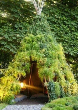 Abri de jardin verdure et structure en bois pour un drôle de tipi