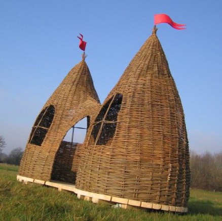 Cabanon en forme de château pour enfant dans le jardin, conçu en osier