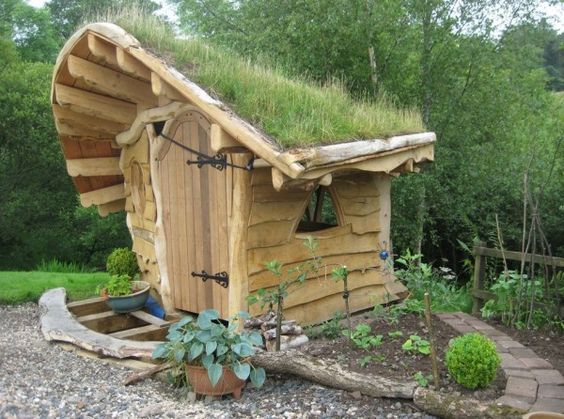 Abri bois et toiture végétalisée pour le jardin