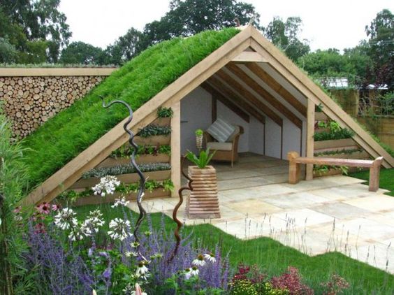 Abri de jardin végétalisé et bois pour un salon d'extérieur original