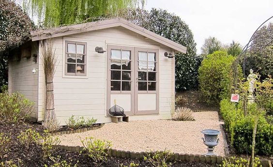 Un abri de jardin en PVC contre la pluie