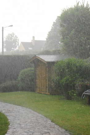 Abri de jardin et abri garage sous la pluie : bois ou PVC ?