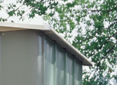 Abri métallique avec toiture skylight en polycarbonate