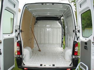 Camionnette pro à abriter sous un abri garage pro