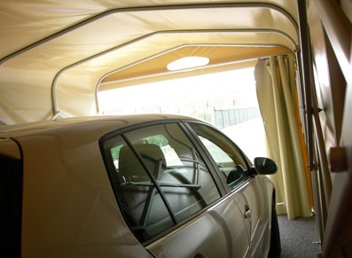 Toile tendue PVC et croisillons en aluminium : le garage abri PVC rétractable au top
