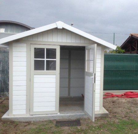 Double porte et fenêtres pour cet abri et cabanon de jardin pro en résine PVC