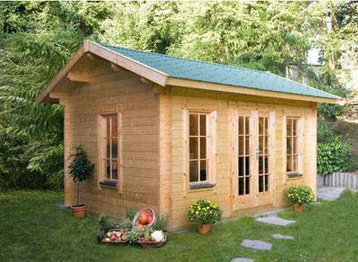 Un abri de jardin en madriers bois et toit double pente