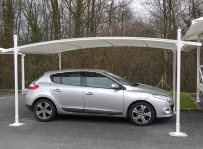 Carport PVC en toile pour une solution de parcage et de protection de votre voiture dans votre jardin