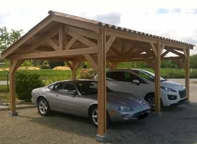 Ossature bois toit double pente utilisée en carport double pour les voitures