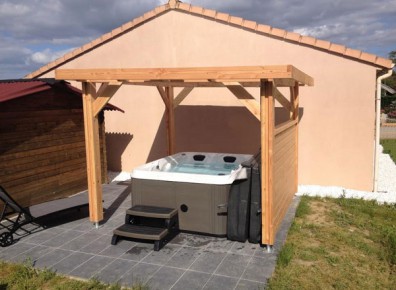 L'ossature bois peut permettre de créer un carport, un toit terrasse… mais aussi un abri spa !