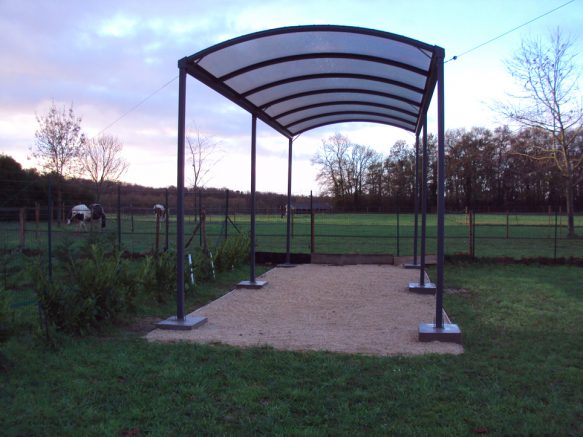 Abri camping-car toiture arc de cercle avec plaques polycarbonate